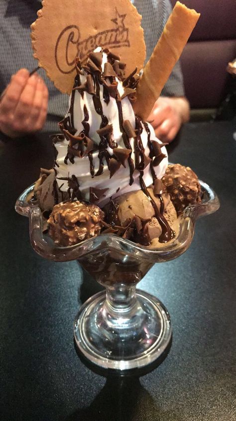 [I ate] Rocher sundae #TTDD#TheThingsDadsDo Food Captions, Yummy Ice Cream, Junk Food Snacks, Food Therapy, Milk Shakes, Yummy Comfort Food, Sweet Snacks Recipes, Food Drinks Dessert, Sweet Food