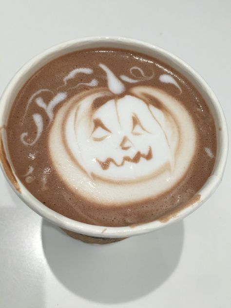 Pumpkin Halloween latte art Pumpkin Latte Art, Halloween Cafe, Halloween Decorations Pumpkin, Aesthetic Halloween Wallpaper, Autumn Academia, Latte Aesthetic, Spooky Coffee, Pumpkin Diy, Coffee Trailer