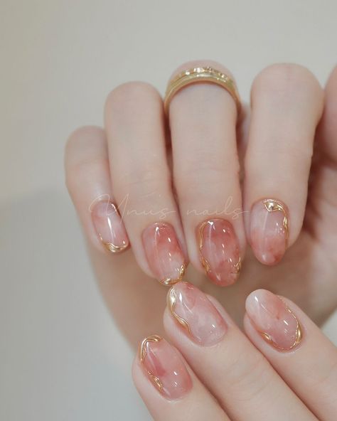 💅 Korean Inspired Nails Short, Gold Edge Nails, White Gold And Pink Nails, Simple Ethereal Nails, Short Nail Cat Eye, Short Magnetic Nails, Peach Cat Eye Nails, Gel Cat Eye Nails, Nail Ideas Cat Eye