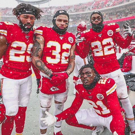 Kc Cheifs, Nfl Christmas, Kc Chiefs Football, Kc Football, Nfl Football Art, Nfl Football Players, Nfl Photos, Seahawks Football, Team Wallpaper