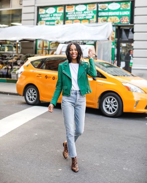 How to Wear a Green Jacket Like a Street Style Star White Tee Shirt Outfit, Green Leather Jacket Outfit, Green Jacket Outfit, Coloured Leather Jacket, Green Leather Jacket, Leather Jacket Outfit, Outfits Con Jeans, Plain White T Shirt, Green Leather Jackets