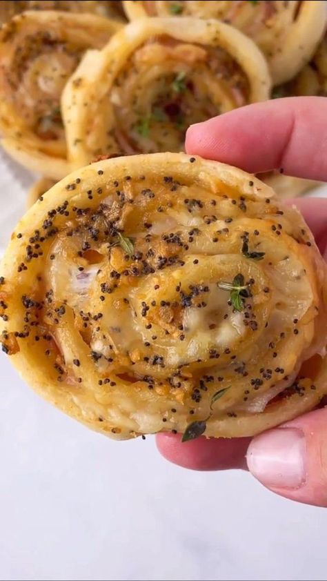 Recept Sandwiches, Crispy Rolls, Ham And Cheese Pinwheels, Savory Ham, Cheese Pinwheels, Appetizers Easy Finger Food, Best Appetizer Recipes, Finger Foods Easy, Melty Cheese