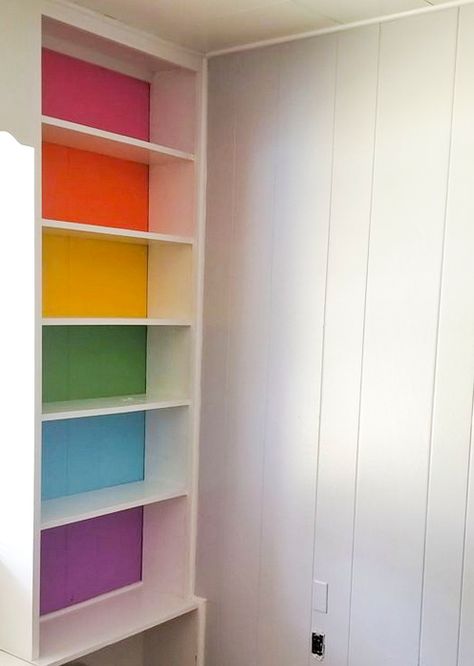 Rainbow Shelves, Rainbow Shelf, Rainbow Room Kids, Rainbow Bedroom, Rainbow Room, Dekorasi Kamar Tidur, Rainbow Decorations, Big Girl Rooms, Nalu