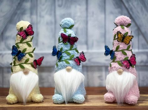 One Sock Butterfly Gnome/Spring Gnome DIY Butterfly Gnome, Easter Crafts Dollar Store, Gnome Diy, Spring Gnomes, Snowman Crafts Diy, Winter Wreath Diy, Gnome Crafts, Gnome Ideas, Easter Crafts For Adults