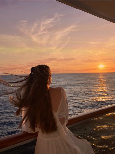 Cute Cruise Ship Outfits, Couple Pose On Cruise, Sunset Cruise Aesthetic, Photo Ideas On Cruise, Ship Photo Ideas, Cruise Insta Pic Ideas, Pics On Cruise, Holiday Pic Inspiration, Cruise Honeymoon Aesthetic