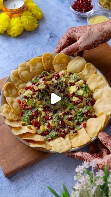 Sumit & Priyanka kapoor on Instagram: "*Thank you for 1million likes and 45million+ views* Our Show Stopper of House parties.. . Chaat Platter :A simple yet easy to make Party Platter is hit among every age group, with so many flavours in every bite you and your guest will love it, try this and thank us later. #party #foodrecipes #foodreels #mehandiart #easyrecipes #dillifoodies #diwaliparty" Chaat Platter, Indian Food Party, Quick Party Snacks, Easy Indian Appetizers, Veg Starter Recipes, Easy Evening Snacks, Amazing Food Platters, Veg Snacks, Indian Appetizers