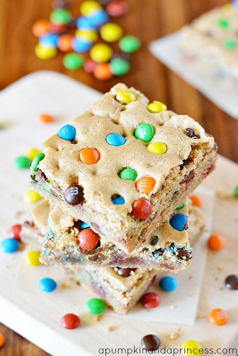 Chewy M&M Blondies. I MUST make these the next time I have a movie night. M&m Blondies Recipe, Cookies And Candy, Chomp Chomp, Blondies Recipe, Cookie Bar, Gateaux Cake, Bar Recipes, Bar Cookies, Cookie Bar Recipes