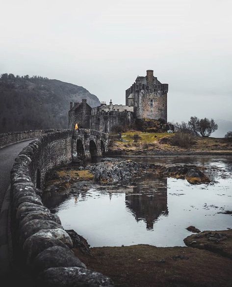 Castles of Scotland on Instagram: “Eilean Donan Castle overlooks the Isle of Skye, at the point where three great sea-lochs meet. ▫️ Bishop Donan chose the tranquil spot back…” Understanding Photography, Beautiful Castles, Beautiful Places In The World, Photography Tutorials, Pretty Places, Outdoor Photography, Fantasy Landscape, Abandoned Places, Travel Aesthetic