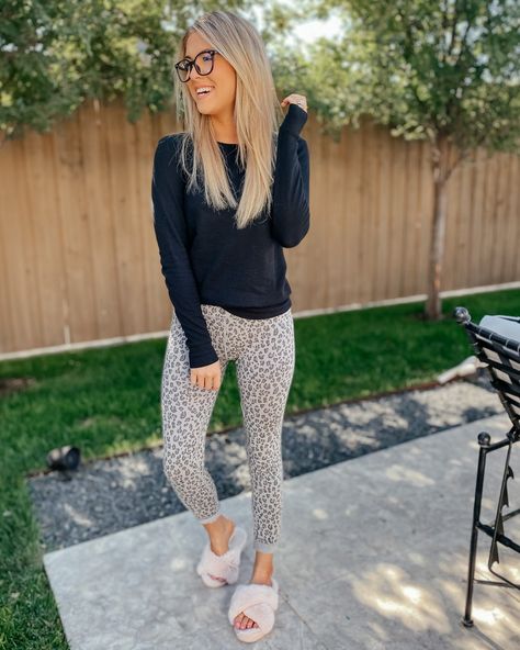 Leopard Joggers Outfit, Joggers Outfit Winter, Relaxing Outfits, Katy Roach, Sunday Attire, Southern Mama, Sunday Vibes, Casual College Outfits, Nashville Outfits