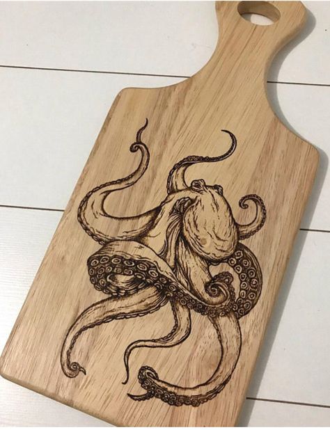 Engraving Art Wood, Wood Burning Animals, Beach Wood Burning Ideas, Woodburn Coasters, Ocean Wood Burning, Pyrography Cheese Board, Wood Burning Ocean Waves, Fish Wood Burning, Wood Burned Animals