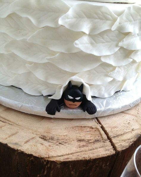 Batman Wedding Theme, Spiderman Wedding, Batman Wedding Cakes, Batman Wedding Rings, Rustic Wedding Cakes, Wedding Cake Favors, Comic Book Wedding, Batman Wedding, Heart Wedding Cakes