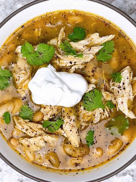 Easy instant pot white chicken chili with white beans and salsa verde hero image close up with toppings in bowl. Chili With White Beans, White Chicken Chilli, Instant Pot White Chicken Chili, White Chicken Chili Recipe, White Bean Recipes, Chili Verde, White Chili Chicken Recipe, Diced Green Chilies, Fall Menu