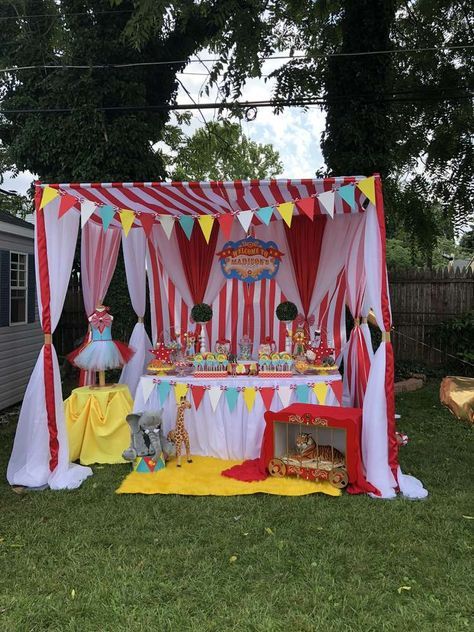 Madison’s Circus | CatchMyParty.com Circus Trunk Or Treat Ideas, Circus Trunk Or Treat, Circus Birthday Party Decorations, Carnival Birthday Theme, Carnival Birthday Party Ideas, Circus Party Decorations, Circus Birthday Party Theme, Carnival Theme Party, Carnival Birthday Party Theme