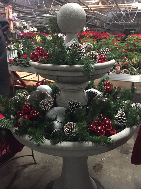 Fountains Decorated For Christmas, Fountain Christmas Decorations, Christmas Fountain Decorations, Bird Baths Ideas, Birdbath Ideas Landscaping, Birdbath Planter Ideas, Birdbath Fairy Garden, Christmas Fountain, Garden Ideas Plants