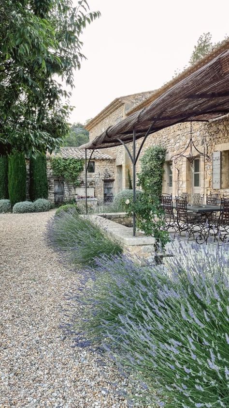 French Garden Pergola, Provencal Garden Design, Wine Country Landscaping, Italian Gravel Garden, Front Courtyard Ideas Entryway French, French Gravel Courtyard, European Garden Patio, French Country Gardens Provence France, French Garden Inspiration