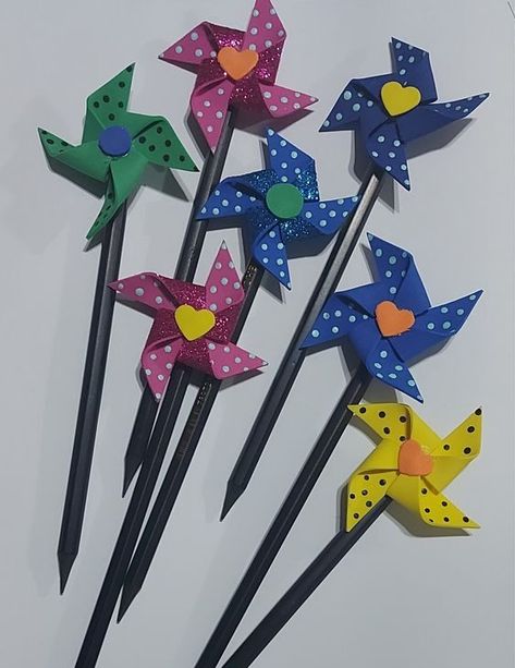 DIY pinwheel pencil toppers in playful and colorful designs Pencil Toppers Diy, Pencil Topper Crafts, Dinosaur Pencil, Diy Pinwheel, Pen Toppers, Personalized School Supplies, Toppers Diy, Diy Pencil, Pinterest Crafts