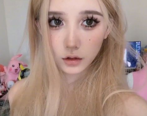 Douyin Makeup On White Person, Douyin Makeup White Person, Chinese Makeup, Douyin Makeup, Doll Eye Makeup, Glam Doll, Ethereal Makeup, Makeup Stuff, Make Up Inspo