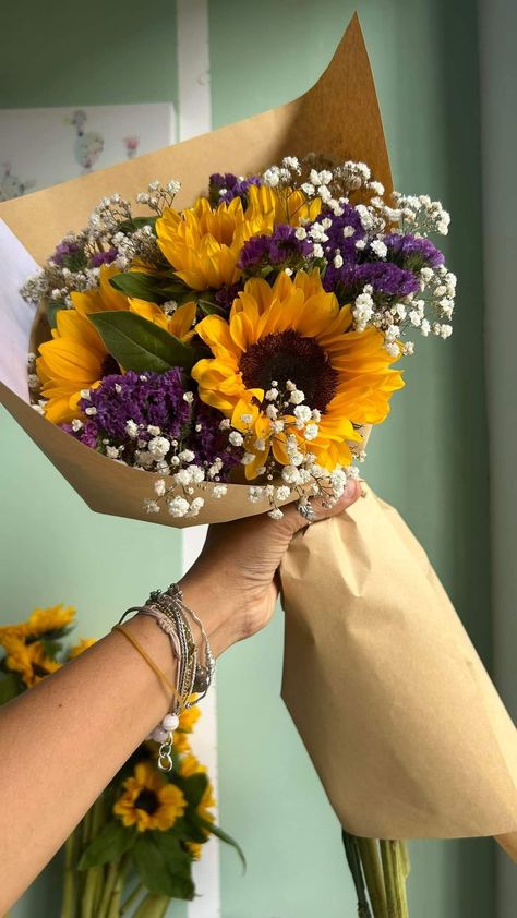 Simple Diy Bouquet, Sunflowers Bouquet, Thanksgiving Bouquet, Sunflower Bouquet, Luxury Flower Bouquets, Flower Gift Ideas, Boquette Flowers, Sunflower Bouquets, Nothing But Flowers