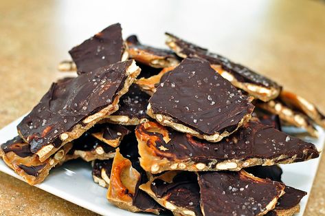 Salted Caramel Pretzel Bark, Caramel Pretzel Bark, Pretzel Bark, Salted Caramel Pretzels, Salted Carmel, Holiday Dishes, Christmas Tray, Caramel Recipes, Vegetarian Chocolate