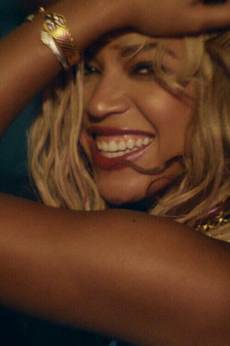 All smiles. Flawless. Beyonce Xo, Beyonce Images, Beyonce Photos, Sasha Fierce, Mrs Carter, Beyoncé Giselle Knowles-carter, Beyoncé Giselle Knowles, Beyonce Queen, Queen Bey