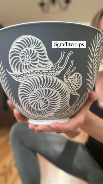 Sgraffito Pinch Pot Designs, Sgraffito Pottery Pattern Ideas, Scrafitto Ceramics Plates, Scrifito Ceramics, Sgraffito Mug Designs, Sgrafitto Ceramics Patterns, Scrafito Ceramics Plate, Scraphito Ceramic, Pottery Scraffito Patterns