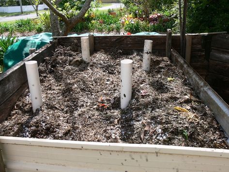 How to aerate a large compost heap - GardenDrum Leaf Compost, Manure Composting, Compost Bins, Compost Tumbler, Decorative Garden Fencing, How To Make Compost, Worm Composting, Garden Compost, Front Yard Garden