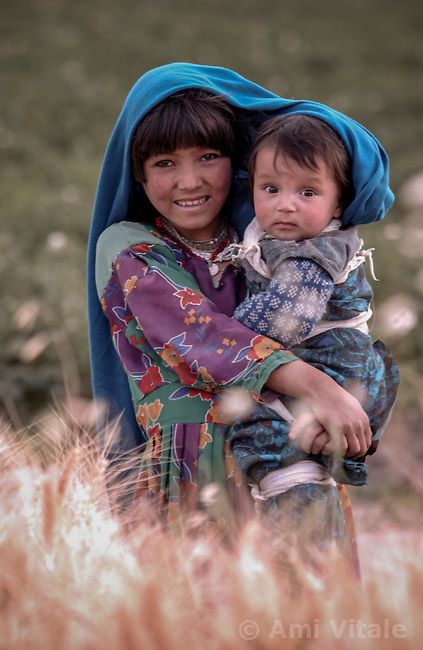 Afghans harvest wheat in Bamiyan, Afghanistan. Photo by Ami Vitale Bamiyan Afghanistan, Afghan History, Ancient Buddha, Afghanistan Women, Afghanistan Culture, Afghan Women, Eric Lafforgue, Eagle Wallpaper, Horse Canvas