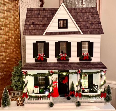 Kardashian Christmas Doll House, Christmas Themed Dollhouse, Christmas House Painting Ideas, Christmas Dollhouse Exterior, Doll House Christmas Decorations Diy, Christmas Dollhouse Ideas, Christmas Dolls House, Vermont Farmhouse Jr Dollhouse, Mini Christmas House