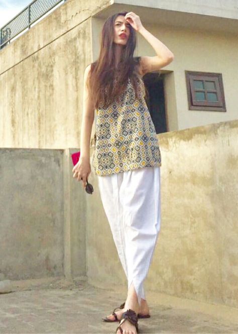 Short Kurti With Dhoti Salwar, Dhoti Pants Outfit Casual, Dhoti And Short Kurti, Cotton Dhoti Salwar Suit, Styling Dhoti Pants, Trendy Outfits Indian, Simple Kurta Designs, Casual Indian Fashion, Simple Kurti Designs