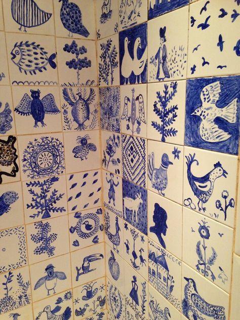 Painting Ceramic Tiles, Delft Tiles, Tile Crafts, Hand Painted Tiles, Clay Tiles, Blue Tiles, Handmade Tiles, White Tiles, Painting Tile