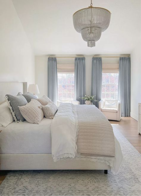 Hampton Style Bedroom Master Suite, Coastal Living Room Decor Hampton Style Master Bedrooms, Hamptons Main Bedroom, Hamptons House Interior Master Bedrooms, Master Victorian Bedroom Ideas, Brindleton Bay, Parisian Bedroom, 90s Home, Living Room Decor Cozy