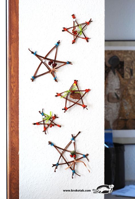 nature craft stars - bright wool and twigs Kids Crafts Summertime, Deco Nature, Stick Art, Crafty Kids, Nature Kids, Camping Crafts, Camping Art, Pine Needles, Nature Crafts