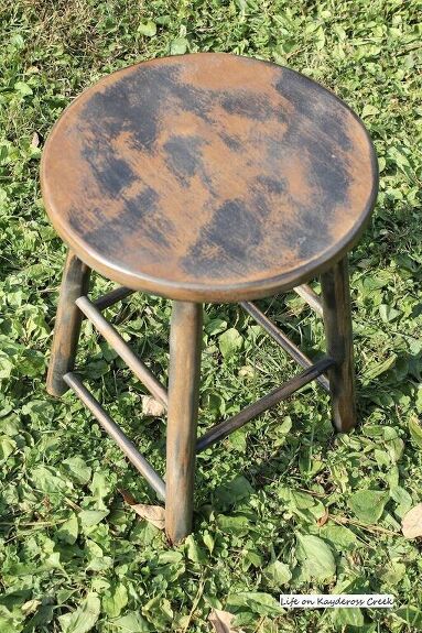 Most of the fun in decorating for me comes from trying to find interesting pieces that give our home character. I guess that’s why I love vintage and antique pieces so much because they are usually worn in such a perfect way and have a great patina.One of the things that I’m drawn to is the look of these old fashioned farmhouse milking stools. They are great for adding height to your vignettes and character to your space. I decided to make one out of a plain wooden kitchen stool. Her… Old Fashioned Farmhouse, Diy Wallpaper Headboard, Wooden Kitchen Stools, Home Character, Wine Picnic Table, Bar Stool Makeover, Farmhouse Style Curtains, Concrete Stool, Modern Baskets