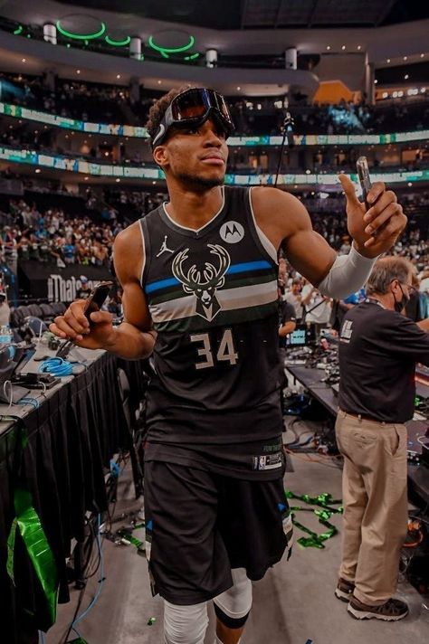 Giannis Antetokounmpo Wallpaper, Cool Basketball Wallpapers, Nba Basket, Best Nba Players, Nba Basketball Art, Basketball Players Nba, Bola Basket, Kobe Bryant Wallpaper, Basketball Photos