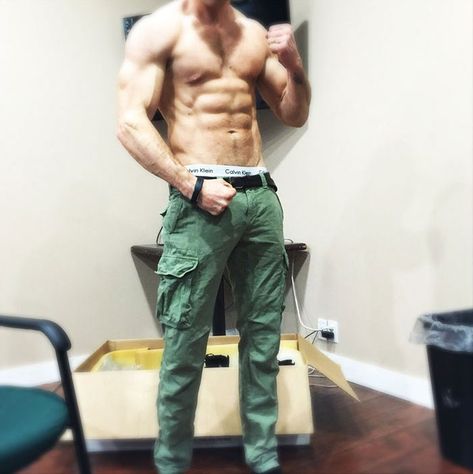 Trainer Who's Responsible For Ryan Reynolds' Deadpool Physique Just Revealed Some Of His Fitness Tips Ryan Reynolds Physique, Ryan Reynolds Shirtless Deadpool, Ryan Reynolds Workout, Ryan Reynolds Muscle, Ryan Reynolds Body, Ryan Reynolds Abs, Ryan Reynolds Aesthetic, Ryan Reynolds Hot, Ryan Reynolds Shirtless