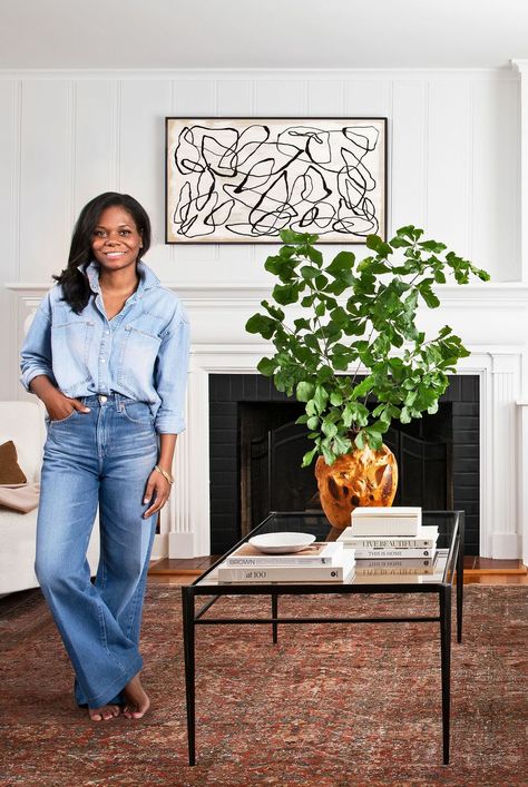 Keyanna Bowen makes renting look so good that she's made a career of it—as a designer, photographer, content creator, and host of The Magnolia Network show "Rental Redo." #homedesign #interiordesign #bhg Blue Dining Room Walls, Home Decor Ideas Living Room Apartment, Magnolia Network, White Oak Table, Photographer Content, Dining Room Blue, My Home Office, Maximalist Design, Emily Henderson