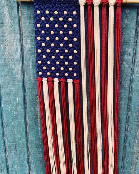 Macrame Flag Diy, Macrame American Flag Tutorial, 4th Of July Macrame, Macrame American Flag, Macrame Flag, Crotching Ideas, Holiday Macrame, Wooden Beads Diy, Diy Wall Hanging Yarn