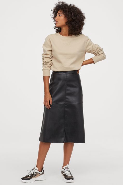 Winter Closet Essentials, Midi Skirt Fall, Rok Outfit, Black Leather Skirt, Flattering Tops, Leather Midi Skirt, Mode Casual, Creation Couture, Faux Leather Skirt