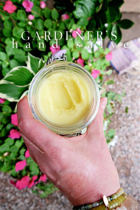 Cracked Hands Remedy, Diy Medicine Cabinet, Hand Cream Recipe, Diy Hand Cream, Healing Salve Recipe, Natural Hand Cream, Diy Medicine, Organic Bedroom, Homemade Body Butter