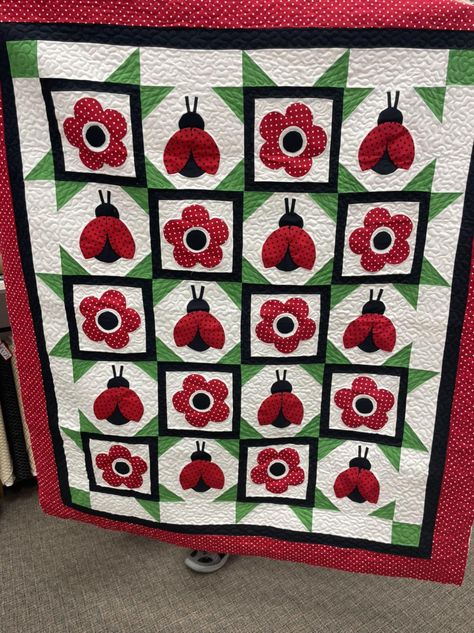 Loving Stitches - Barbara made this cute ladybug quilt for... Ladybug Sewing Pattern, Bug Quilt Pattern, Ladybug Quilt Patterns, Ladybug Quilt Block, Ladybug Quilt, Dragonfly Quilt, Hexagon Quilt Pattern, Quilt Sampler, Gingham Quilt