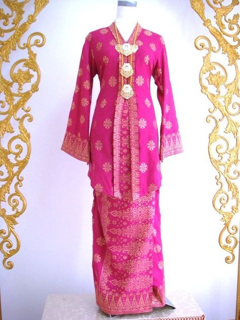 songket - Google Search Malaysian Clothes, Malay Wedding Dress, Dresses For The Races, Batik Kebaya, Eid Outfit, Fashion Design Collection, Batik Fashion, Royal Outfits, Batik Dress