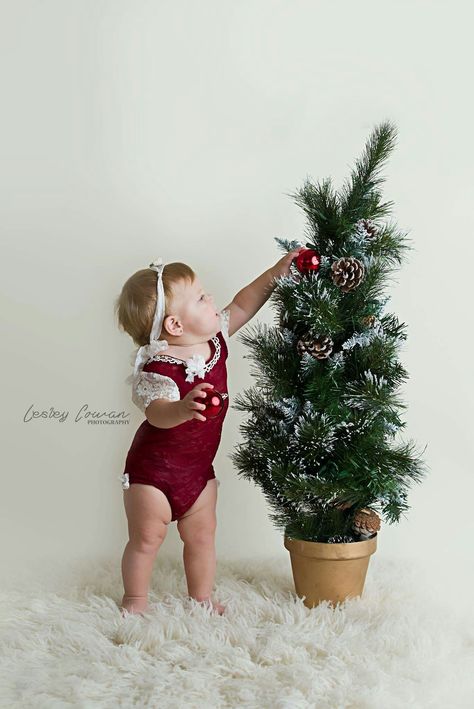 1 Year Baby Christmas Pictures, Christmas Photoshoot 1 Year, Christmas Pictures One Year Old, Winter 1 Year Photoshoot, One Year Photoshoot Ideas Indoor, 1 Year Christmas Photoshoot, Infant Christmas Pictures At Home, Christmas First Birthday Photoshoot, Christmas One Year Old Photoshoot