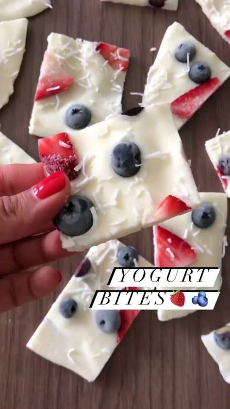 tips.nutricionales_ on Instagram: YOGURT BITES❤️🫐! Me tenía guardado este #snack que me hice el fin de semana pero por fin se los pude editar😍. Si te gustó guarda, comparte,… Yogurt Bites, Vegetarian Desserts, Healthy Yogurt, Healthy Sweets Recipes, Healthy Sweets, Sweets Recipes, Frozen Desserts, Light Recipes, Healthy Treats