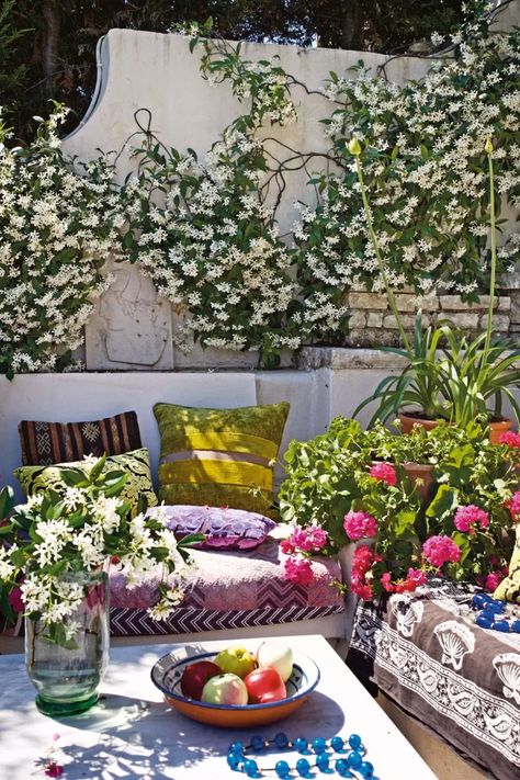 Greek Garden, Greek Decor, Balkon Decor, Outdoor Baths, Outdoor Seating Area, Mediterranean Decor, Mediterranean Garden, Beautiful Villas, Courtyard Garden