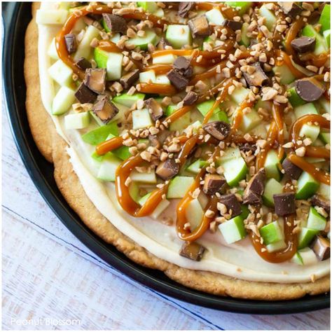 Bake this easy caramel apple pizza with your kids and let them mix and match their favorite candy toppings to make it their own. Easy sugar cookie crust and zippy cream cheese frosting make this a fun apple dessert for fall. Caramel Apple Pizza, Betty Crocker Sugar Cookies, Fun Halloween Desserts, Best Frozen Meals, Taffy Apple, Apple Pizza, Slow Cooker Apple Butter, Peanut Gallery, Caramel Apples Easy