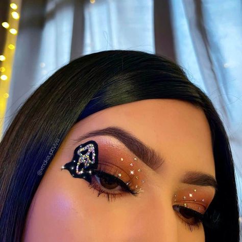 30 Inspiring Halloween Makeup Ideas to Try Halloween Makeup Looks Easy Eyeshadow, Cute Spooky Makeup Looks, Ghostface Eye Makeup, Ghostface Eyeliner, Ghostface Makeup Ideas, Easy Makeup Ideas Halloween, Halloween Makeup Looks Eyeshadow, Halloween Makeup Scream, Halloween Makeup Ghostface