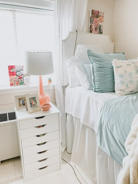 Pastel Green Dorm Room, Dorm Pillow Arrangement, Girls Dorm Room Ideas Decoration, Auburn Dorm Room Quad, Door Room Ideas, Freshman Dorm Room Ideas, Dorm Room Ideas Preppy, Girls Dorm Room Ideas, Cute College Dorm Ideas