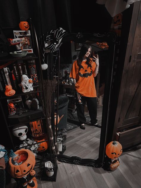 Spooky Season Aesthetic Outfits, Halloween Shopping Aesthetic, Goth Halloween Aesthetic, Spooky Lifestyle, Halloween Spooky Aesthetic, Halloween Core, Mcu Shifting, Halloween Grunge, Shifting Script