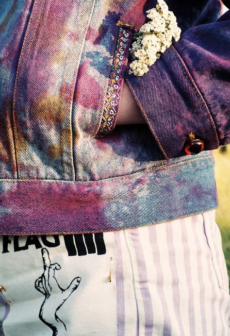 Rookie Mag, Tye Dye Jeans, Jean Jacket Diy, Jacket Diy, Tie Dye Jackets, Diy Denim Jacket, Personalized Jacket, Altered Clothing, Jacket Ideas