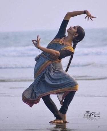 Elegant Poses, Bharatanatyam Dancer, Indian Classical Dancer, Bharatanatyam Poses, Dance Of India, Dance Pose, Dance Picture Poses, Poses Family, Dancer Photography